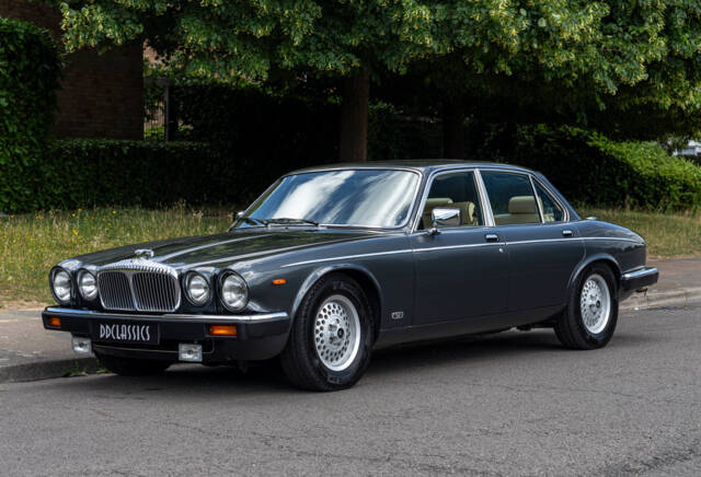 Image 1/23 of Daimler Double Six (1992)