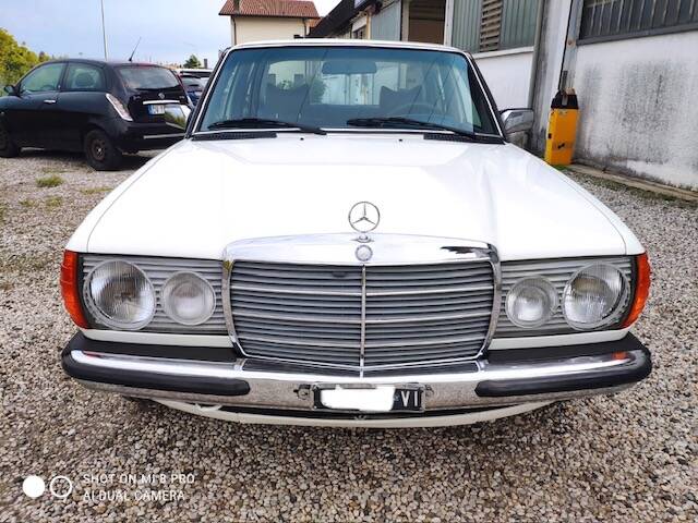 Bild 1/9 von Mercedes-Benz 200 (1978)