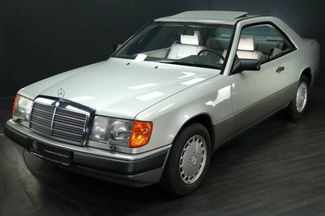 Immagine 1/50 di Mercedes-Benz 230 CE (1988)