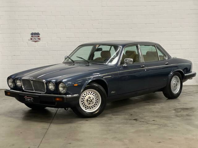 Image 1/22 of Jaguar XJ 12 (1988)