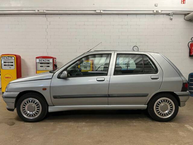 Image 1/20 de Renault Clio I 1.8 RSi (1995)