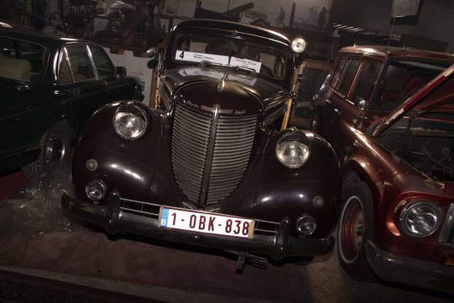 Image 1/5 de Chrysler Royal Sedan (1938)