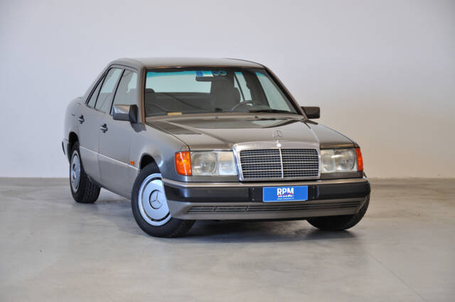 Image 1/25 de Mercedes-Benz 200 E (1992)