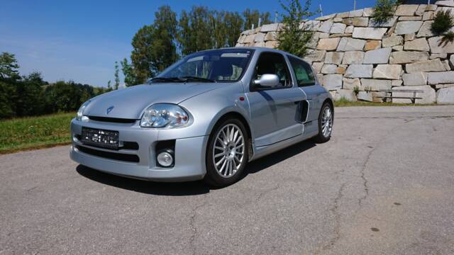 Image 1/10 de Renault Clio II V6 (2002)