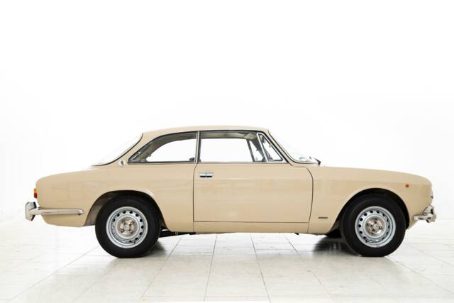 Image 1/5 of Alfa Romeo Giulia GT 1300 Junior (1975)