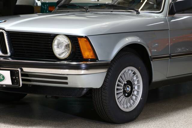 Immagine 1/22 di BMW 318i (1981)