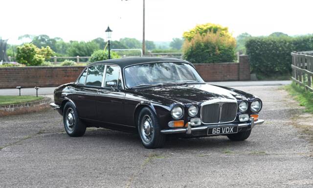 Image 1/21 of Daimler Double Six Vanden Plas (1973)