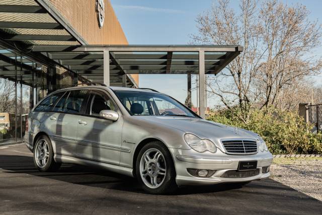 Image 1/37 of Mercedes-Benz C 32 AMG T (2001)