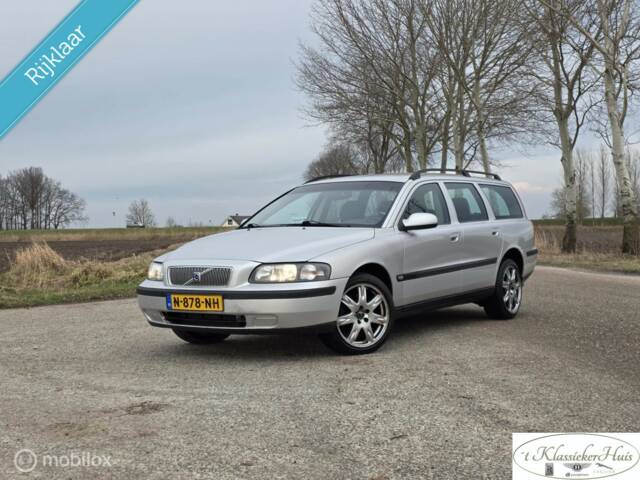 Image 1/39 de Volvo V 70 XC 2.4T (2001)