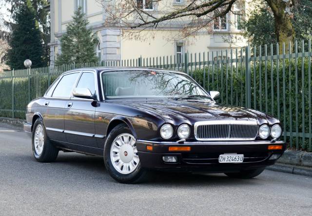 Image 1/36 of Daimler Double Six (1997)