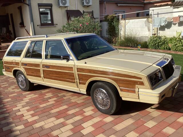 Afbeelding 1/4 van Chrysler Le Baron Town & Country (1982)