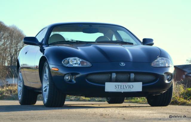 Imagen 1/15 de Jaguar XK8 4.0 (2000)