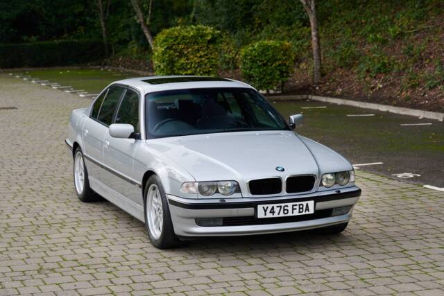 Afbeelding 1/8 van BMW 735i (2001)