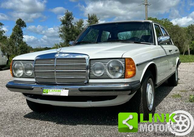 Image 1/10 de Mercedes-Benz 200 (1981)
