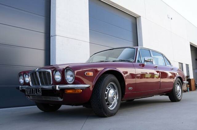 Image 1/7 de Jaguar XJ 6 L 4.2 (1975)