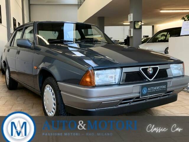 Image 1/30 de Alfa Romeo 75 1.6 (1989)