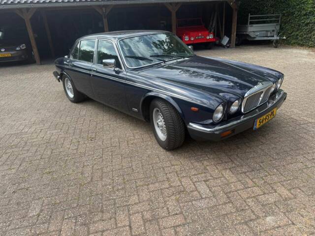 Image 1/8 of Daimler Double Six (1991)