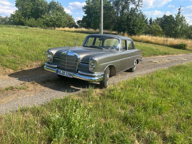 Bild 1/9 von Mercedes-Benz 220 SE b (1964)
