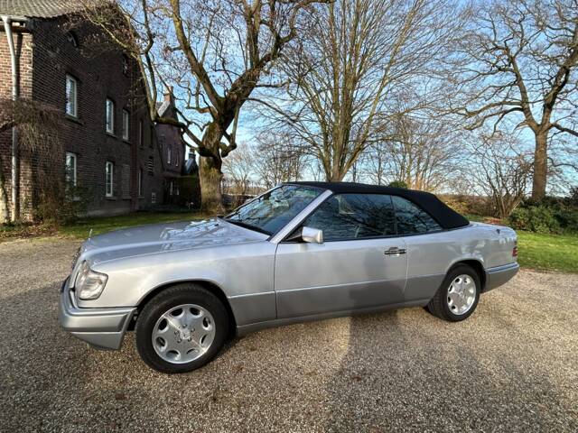 Image 1/5 of Mercedes-Benz E 200 (1994)