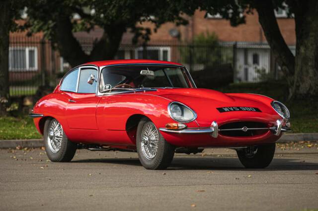Image 1/40 of Jaguar E-Type 3.8 (1961)
