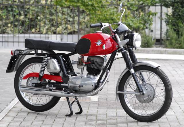 Immagine 1/19 di MV Agusta 150 GT (1971)