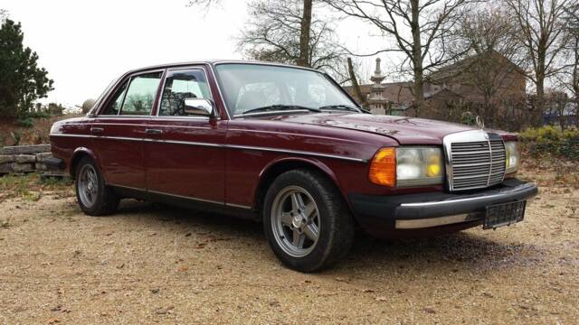 Image 1/8 of Mercedes-Benz 230 E (1983)