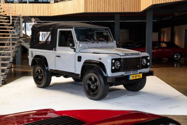 Afbeelding 1/9 van Land Rover Defender 90 Td5 Soft Top (2004)