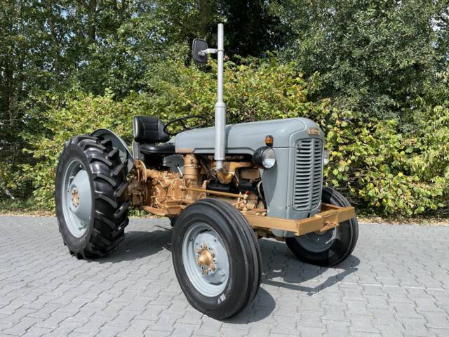 Image 1/8 of Massey-Ferguson MF 35 (1957)