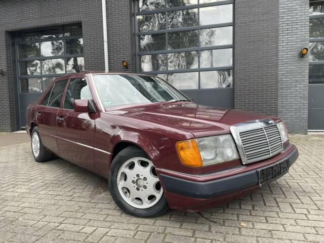 Bild 1/8 von Mercedes-Benz 300 E (1990)