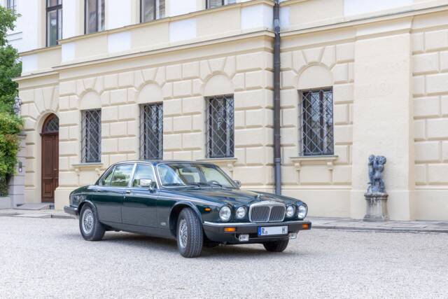 Image 1/7 de Daimler Double Six (1991)
