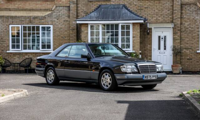 Image 1/37 de Mercedes-Benz E 320 (1995)