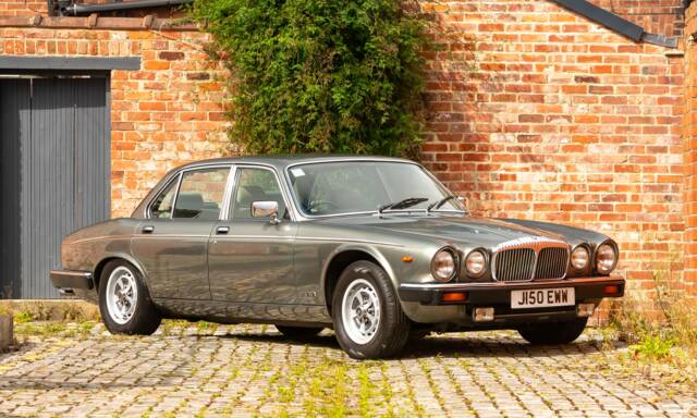 Immagine 1/49 di Daimler Double Six (1992)