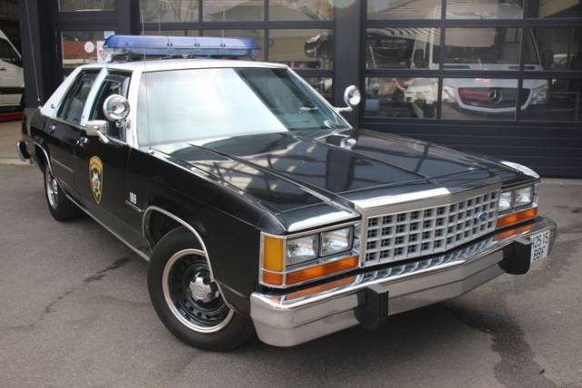 Image 1/9 of Ford LTD Crown Victoria (1986)