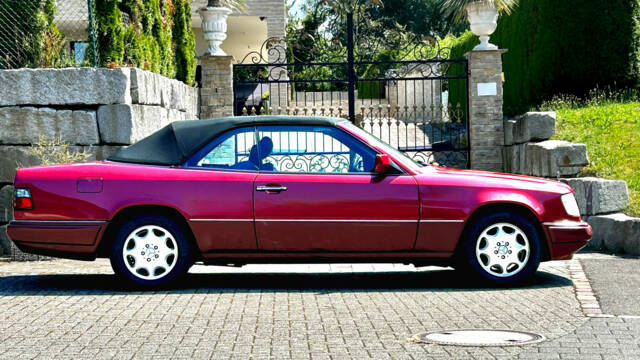 Image 1/9 of Mercedes-Benz E 220 (1994)