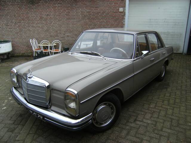 Image 1/8 of Mercedes-Benz 230 (1972)