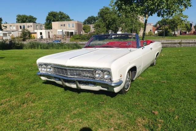 Image 1/9 of Chevrolet Impala Convertible (1966)