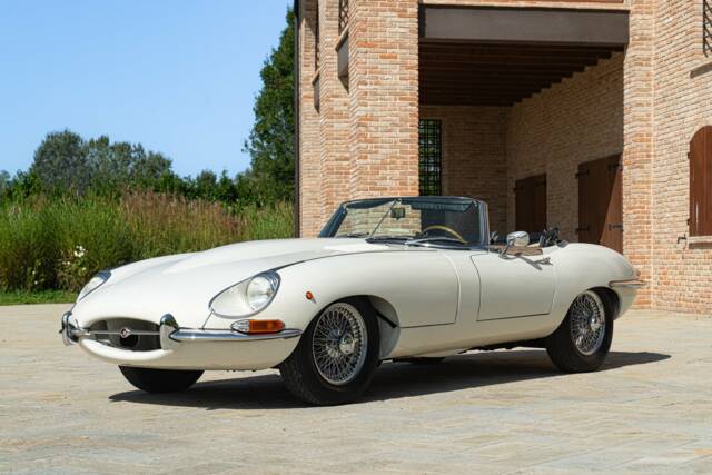 Immagine 1/50 di Jaguar E-Type (1968)