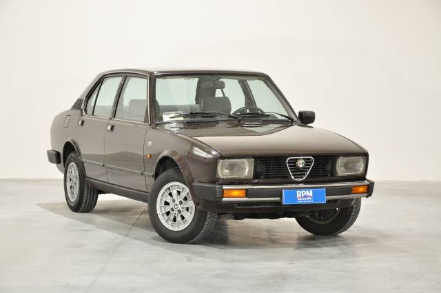 Image 1/36 de Alfa Romeo Alfetta 1.6 (1983)