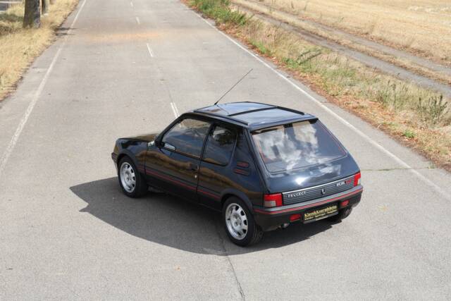 Imagen 1/56 de Peugeot 205 GTi 1.9 (1991)