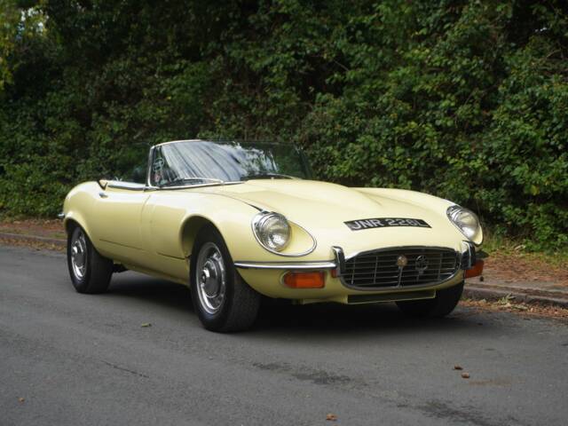 Image 1/19 of Jaguar E-Type V12 (1972)