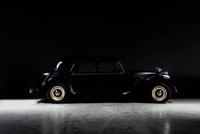 Immagine 1/35 di Citroën Traction Avant 11 légère (1955)