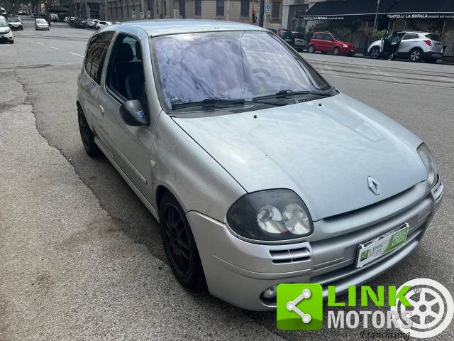 Imagen 1/9 de Renault Clio II 2.0 16V Sport (2000)