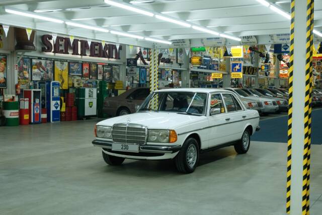 Bild 1/50 von Mercedes-Benz 230 (1977)