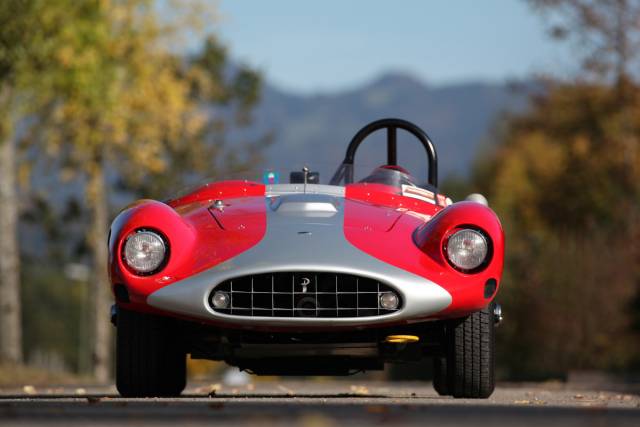 Dem Ferrari 750 Monza nachempfunden, aber deutlich günstiger!