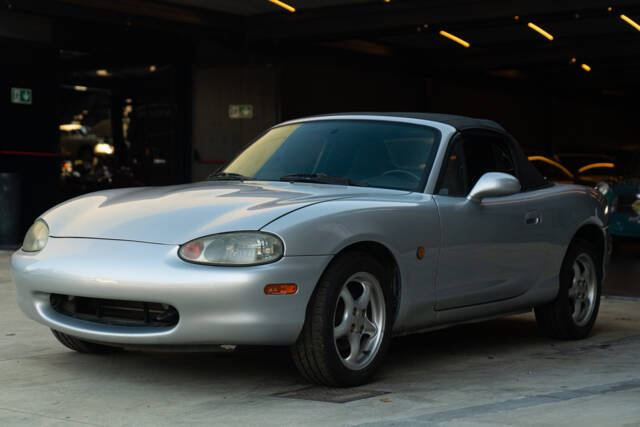 Afbeelding 1/47 van Mazda MX-5 1.6 (2002)
