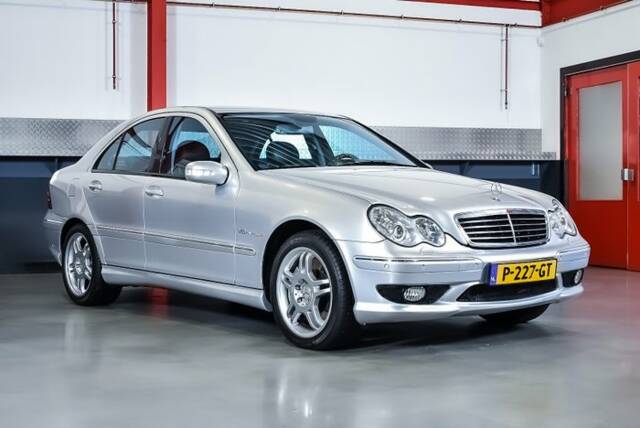 Imagen 1/7 de Mercedes-Benz C 32 AMG (2002)