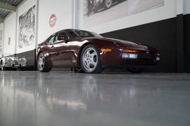 Immagine 1/37 di Porsche 944 Turbo (1987)