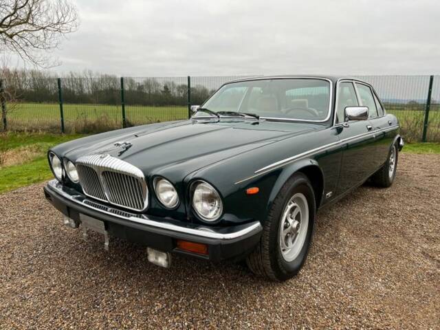 Image 1/7 of Daimler Double Six (1990)