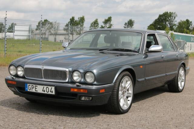 Image 1/90 of Daimler Double Six (1994)
