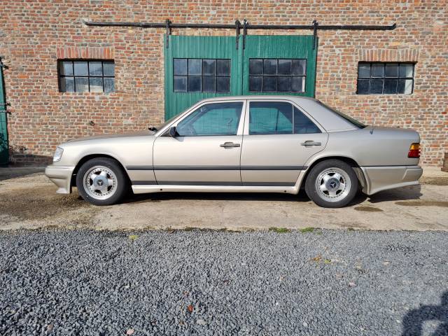 Bild 1/21 von Mercedes-Benz 300 E (1986)